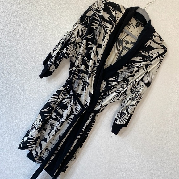 Ambrielle Black and White Tropical Patterned Rayon Robe - Picture 1 of 5